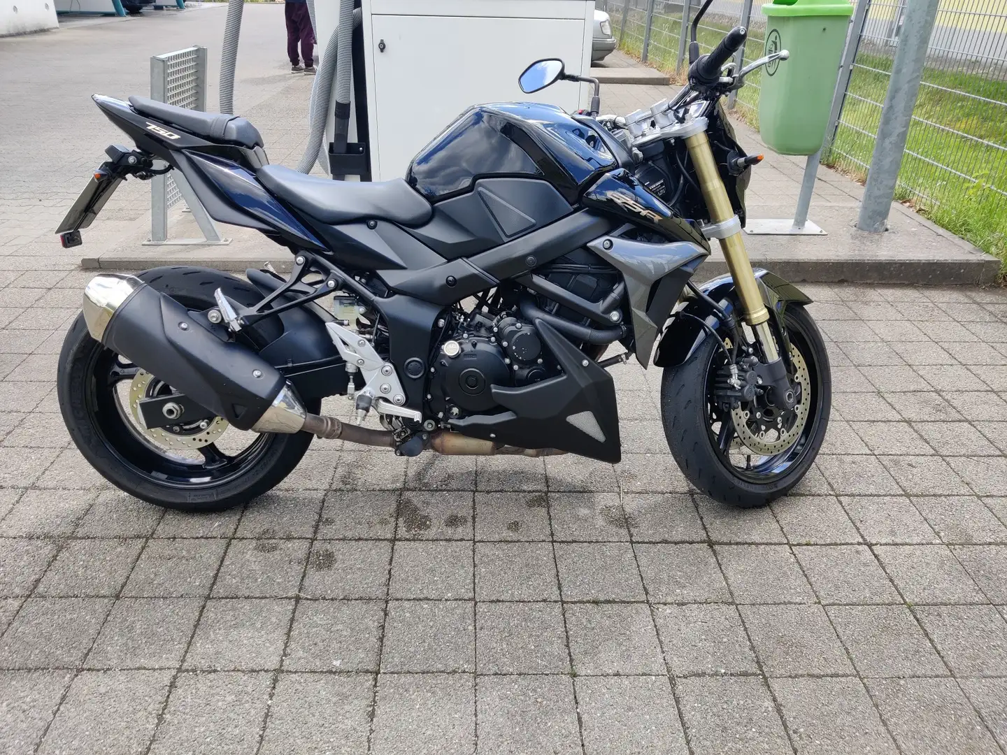 Suzuki GSR 750 Schwarz - 2