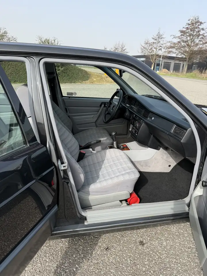 Mercedes-Benz 190 E 1.8, foto 4