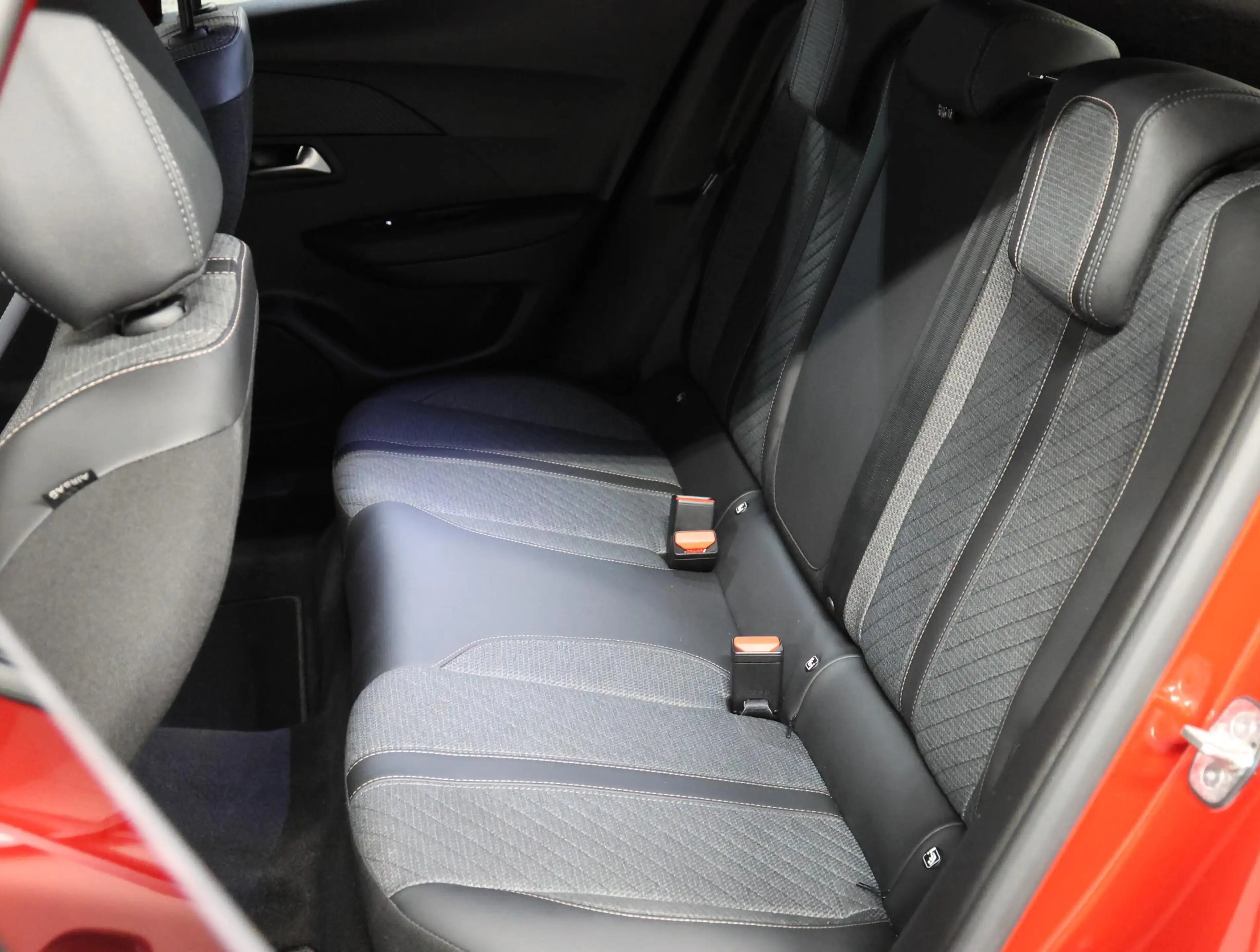 Peugeot 2008 1.2 Hybrid 145PK Allure | 1ste eigenaar | AppleCar — photo 15