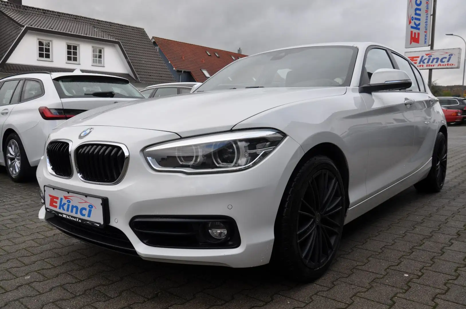 BMW 120 Baureihe 1 Lim. 5-trg. 120 i Sport Line Weiß - 1