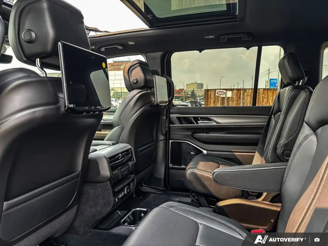 Jeep Grand Wagoneer photo Jeep Grand Wagoneer