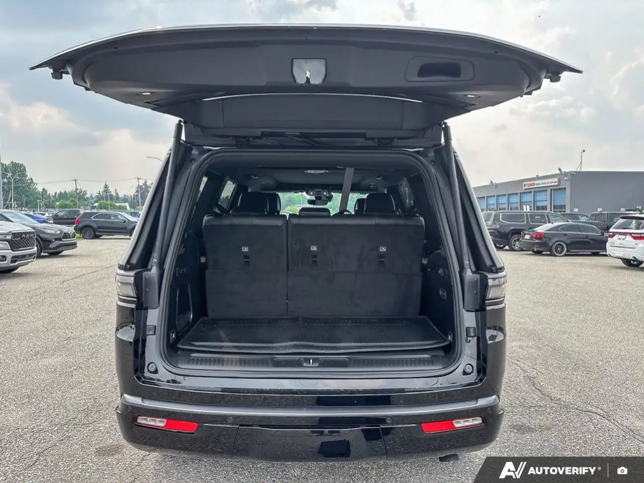 Jeep Grand Wagoneer photo Jeep Grand Wagoneer