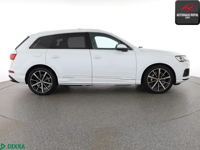 Audi Q7 view 6