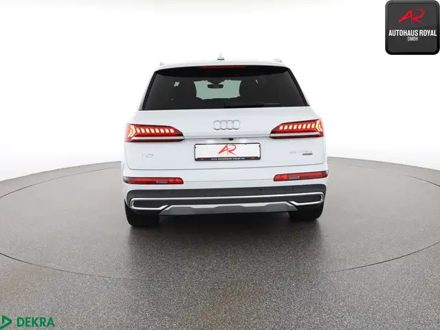 Audi Q7 view 4