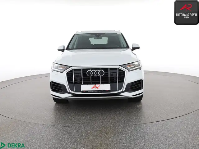 Audi Q7 view 8