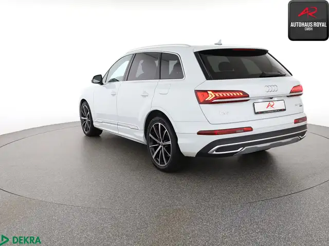 Audi Q7 view 3