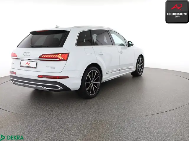 Audi Q7 view 5