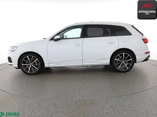 Audi Q7 view 2