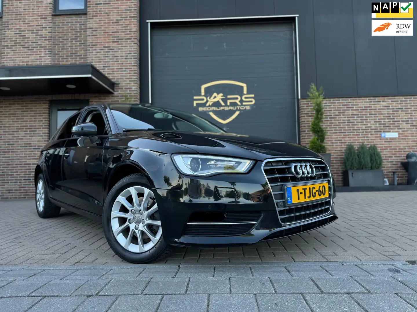 Audi A3 Sportback 1.6 TDI Attraction Pro Line plus Automaa Černá - 1