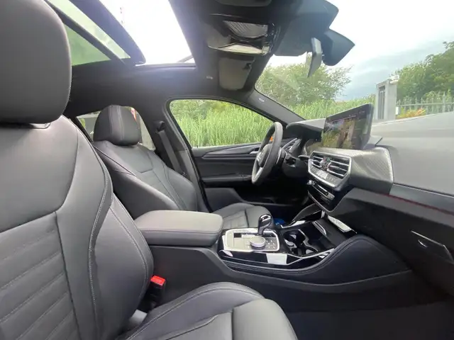 BMW X4 view 10