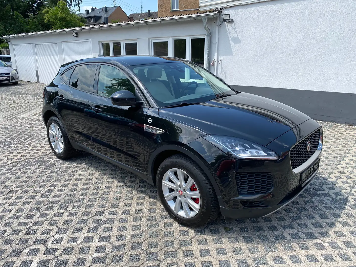 Jaguar E-Pace Basis AWD - Diesel, Standheizung, Leder, HU 8/25 Schwarz - 1