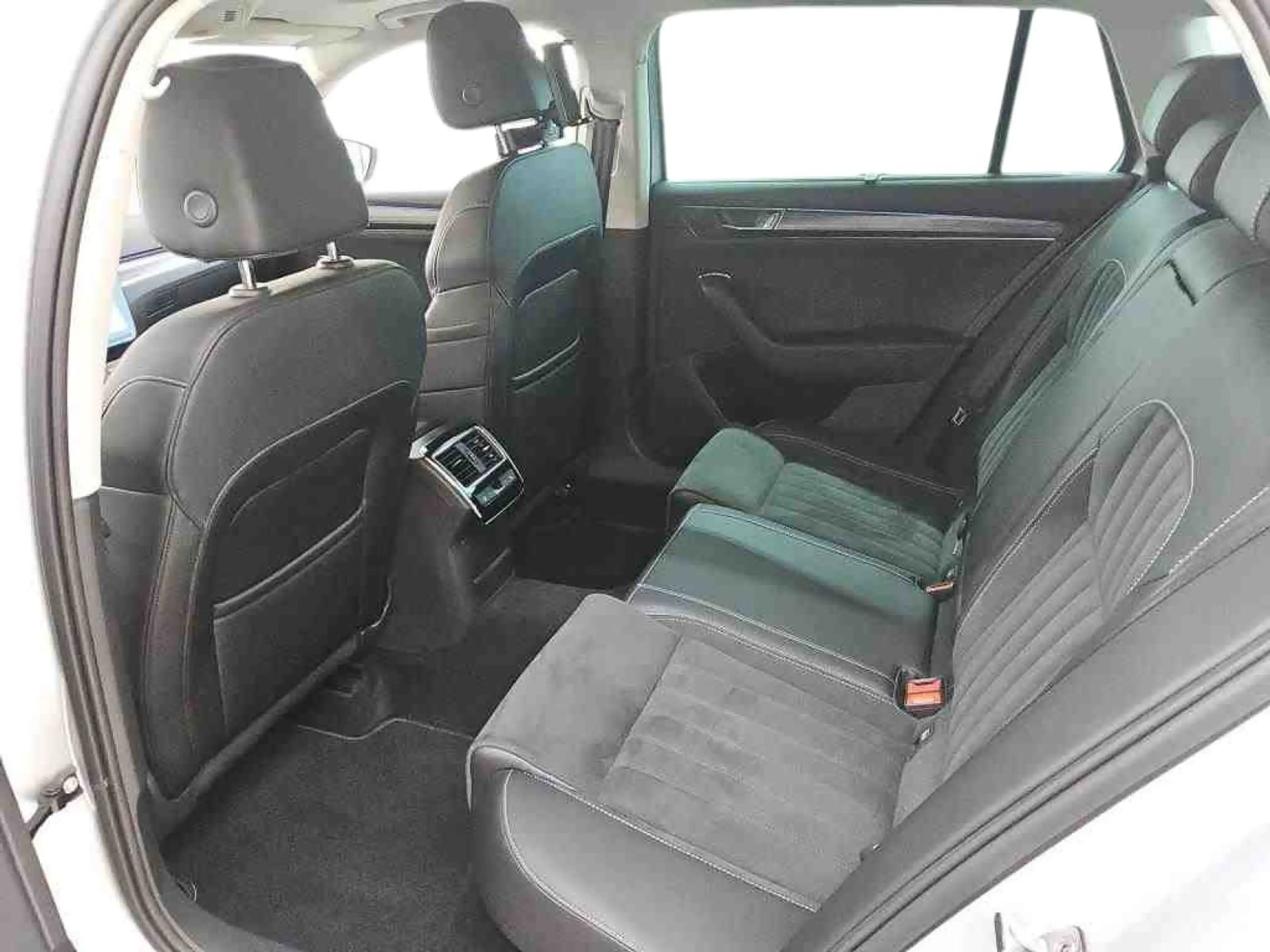 Skoda Superb Combi 1.4TSI iV DSG Style AHK Pano Matrix — photo 6