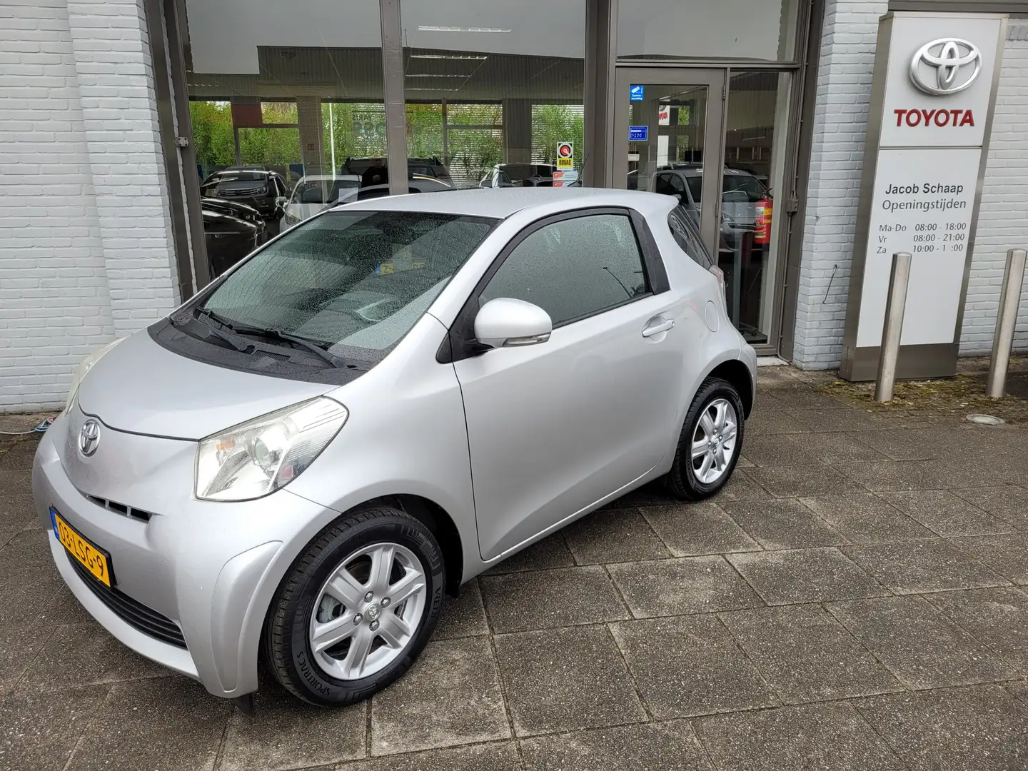 Toyota iQ 1.0 VVTi Comfort 68 pk Automaat | Airco | Elektris Šedá - 1