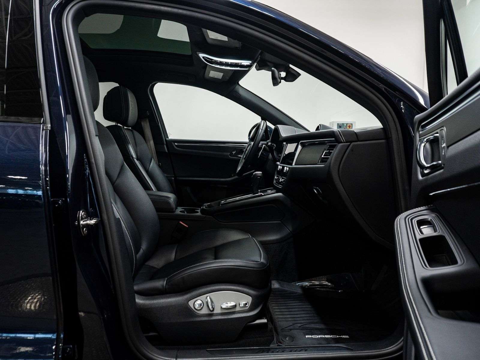2023 Porsche Macan Fresh New Arrival, Low Mileage, Full Services, Ple alt 5
