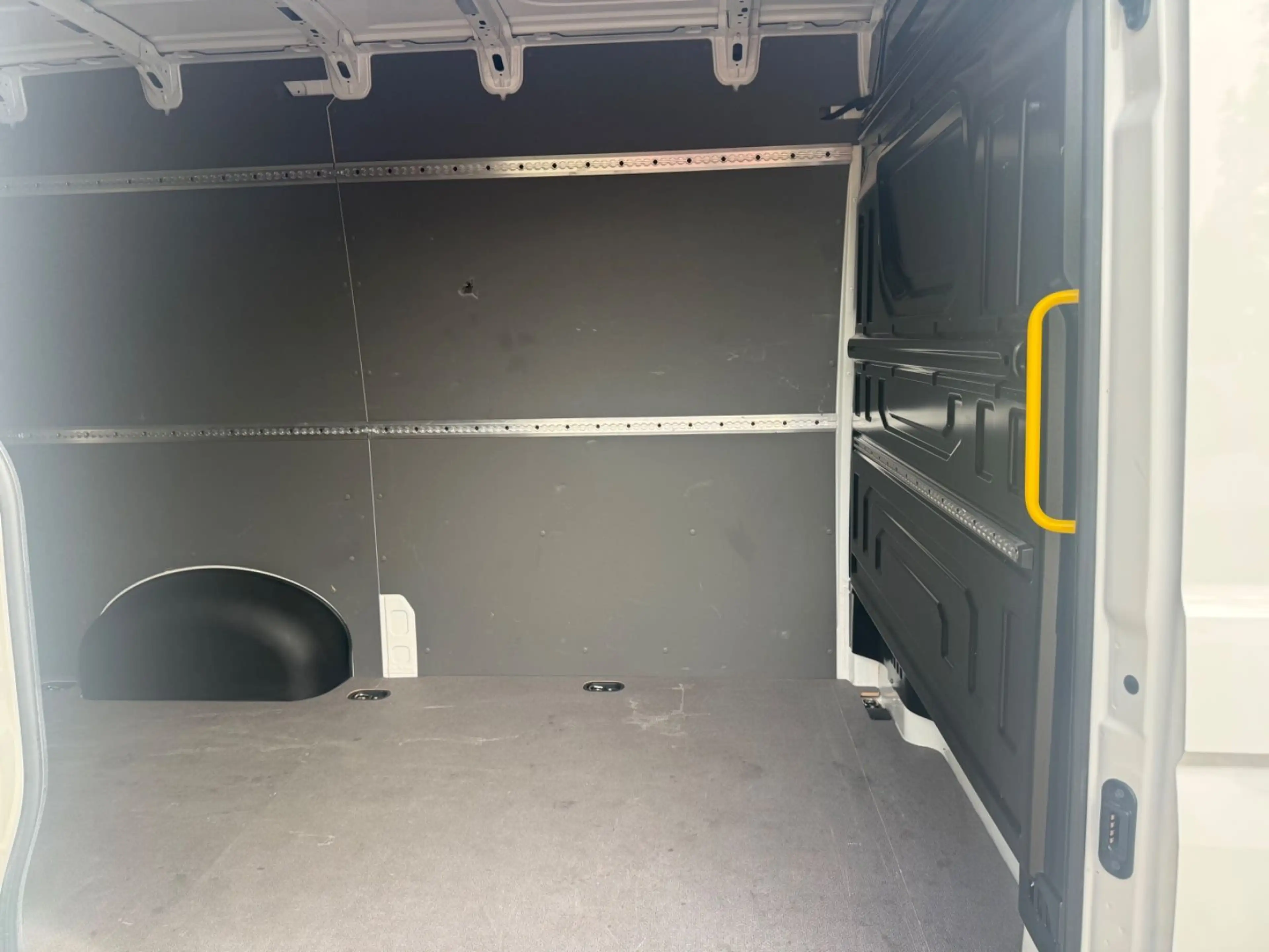 Volkswagen Crafter Kasten 35 mittellang L3H2 ohne Schäden — photo 12