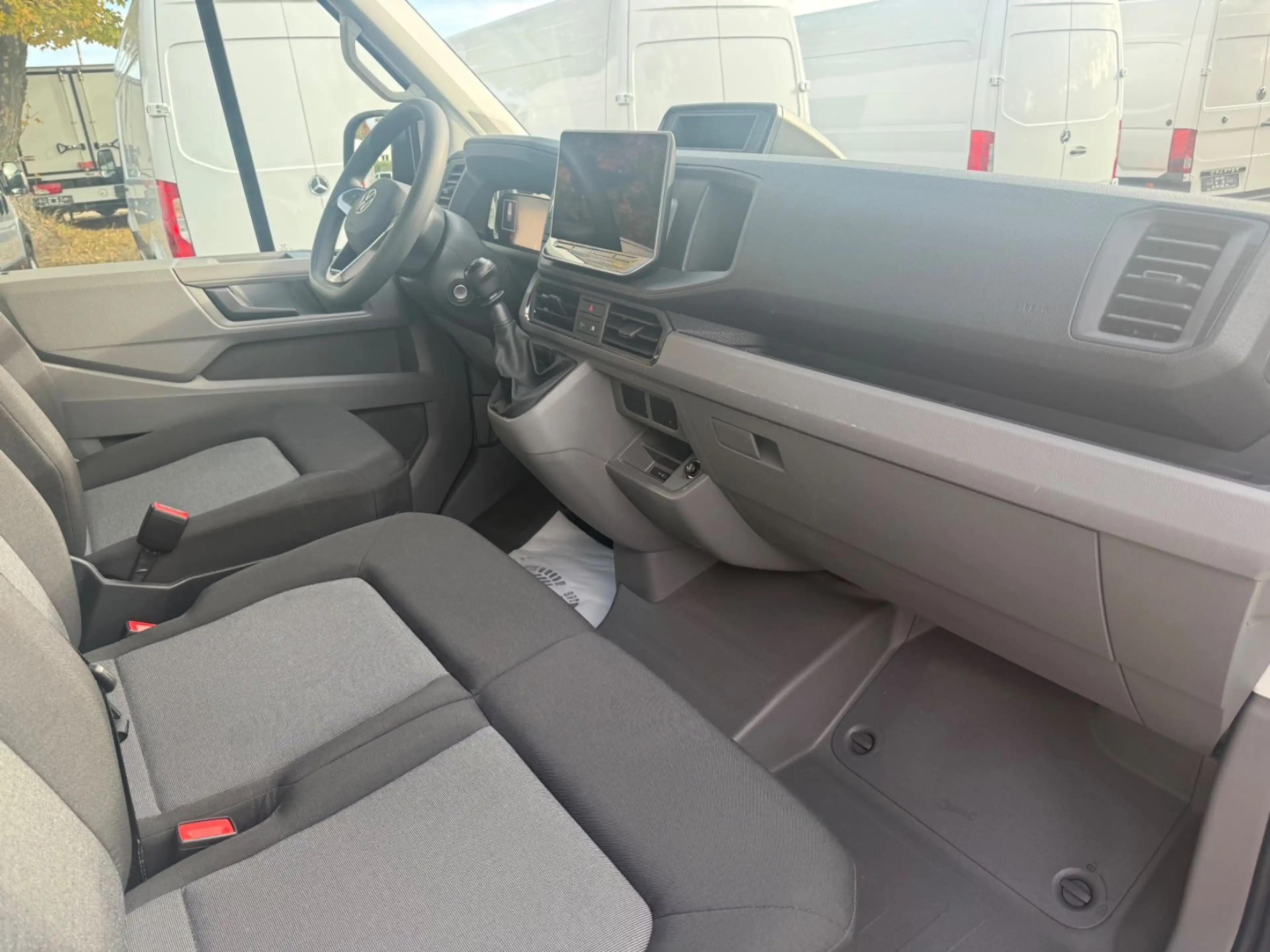 Volkswagen Crafter Kasten 35 mittellang L3H2 ohne Schäden — photo 7