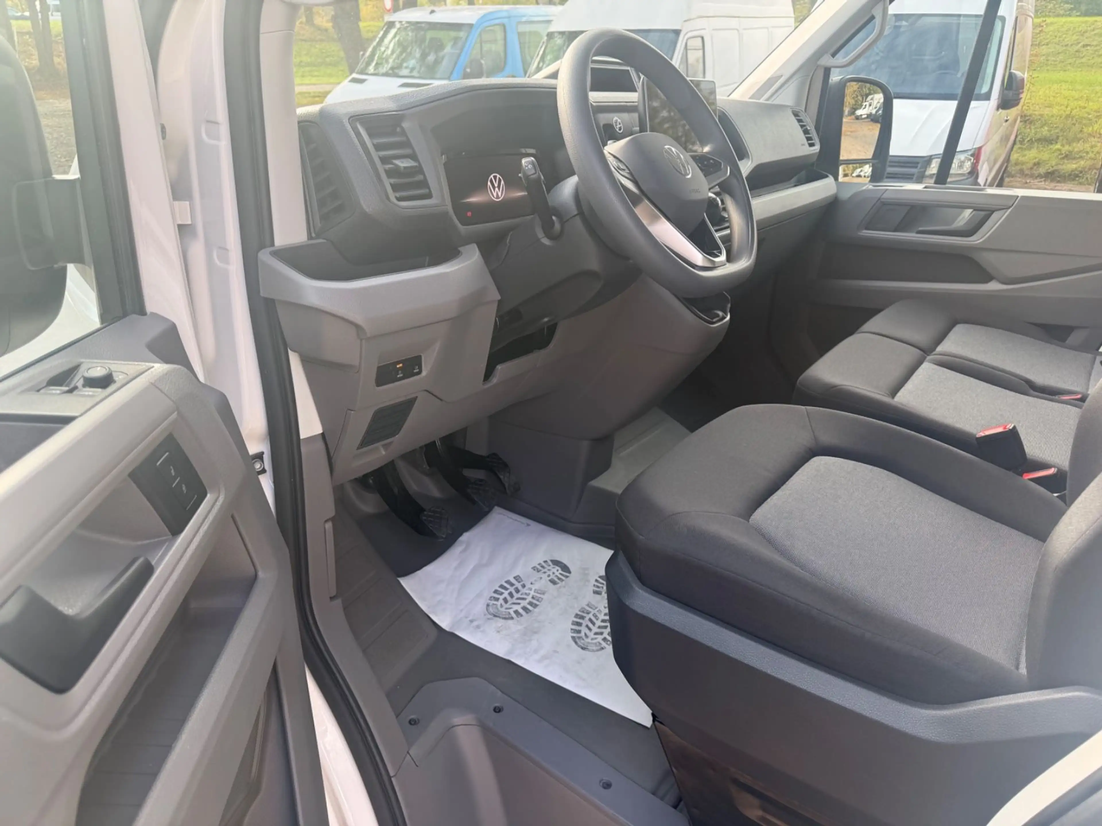 Volkswagen Crafter Kasten 35 mittellang L3H2 ohne Schäden — photo 6