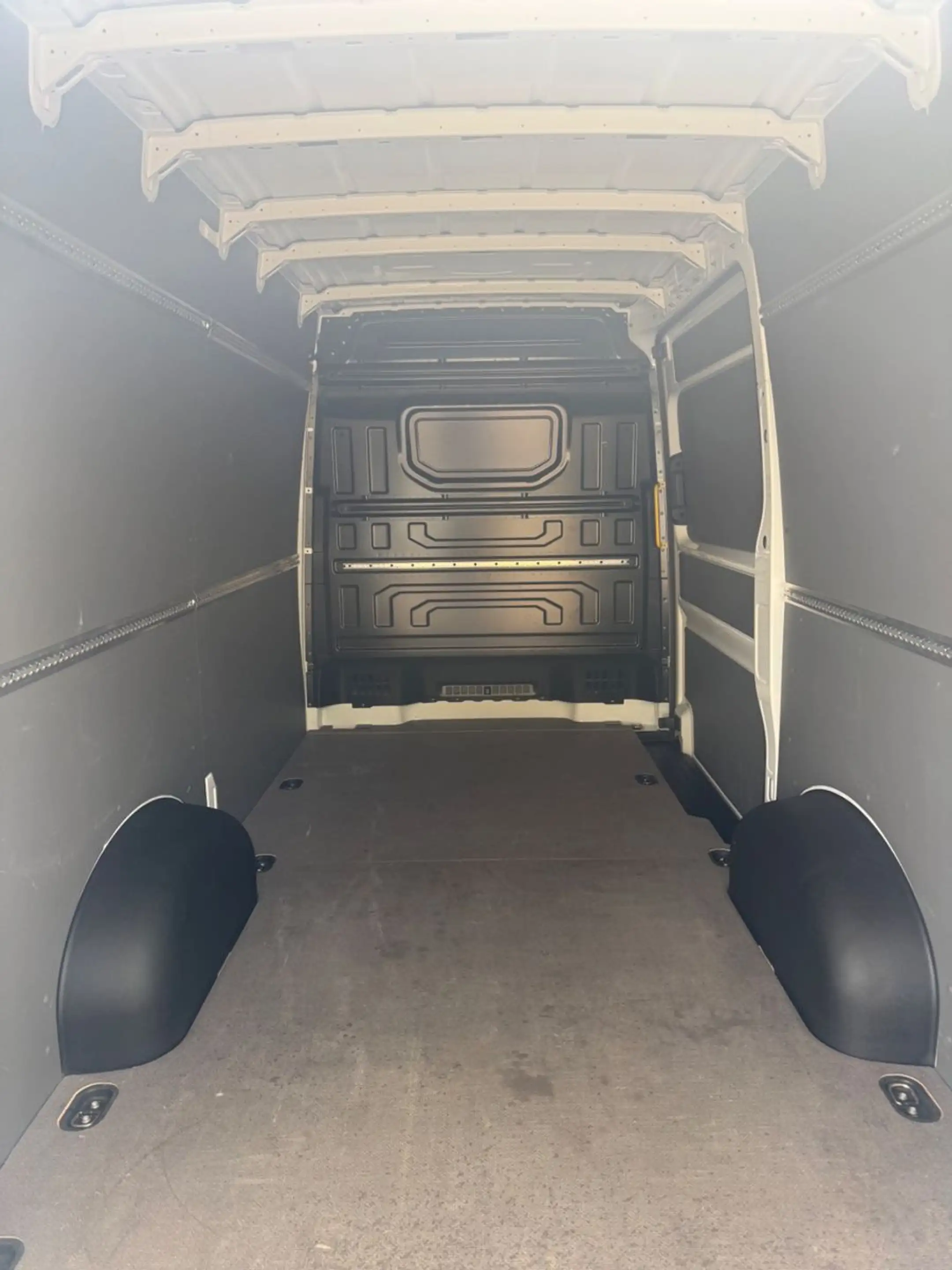 Volkswagen Crafter Kasten 35 mittellang L3H2 ohne Schäden — photo 13