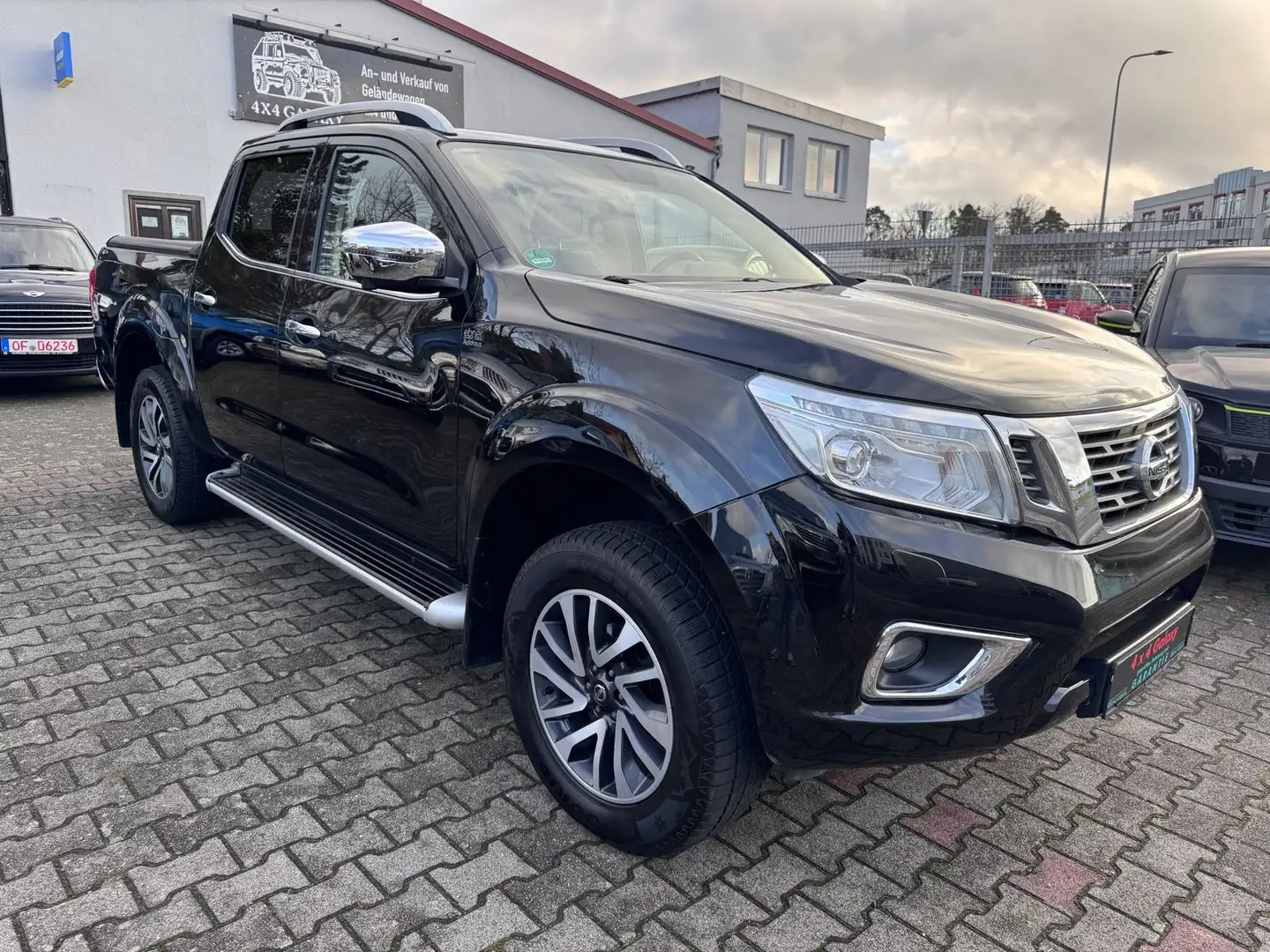 Nissan Navara NP300 Tekna Double Cab 4x4 Schwarz - 1