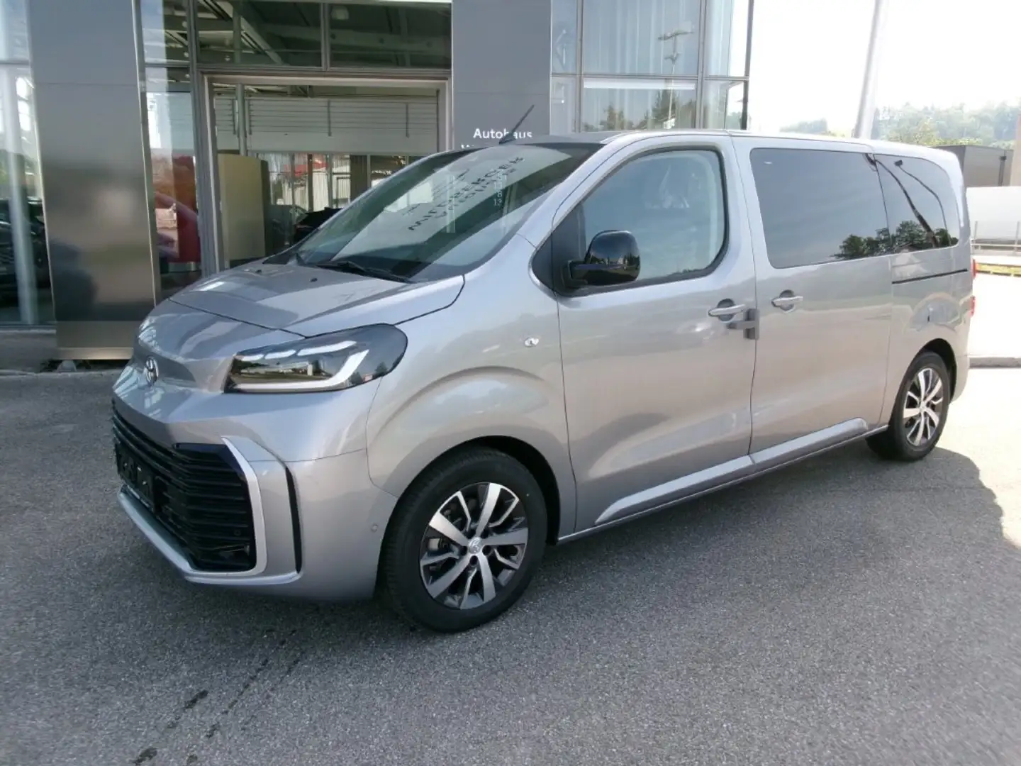 Toyota Proace Proace Verso 2,0 D-4D145 L1 Family 8-Sitzer Silber - 1
