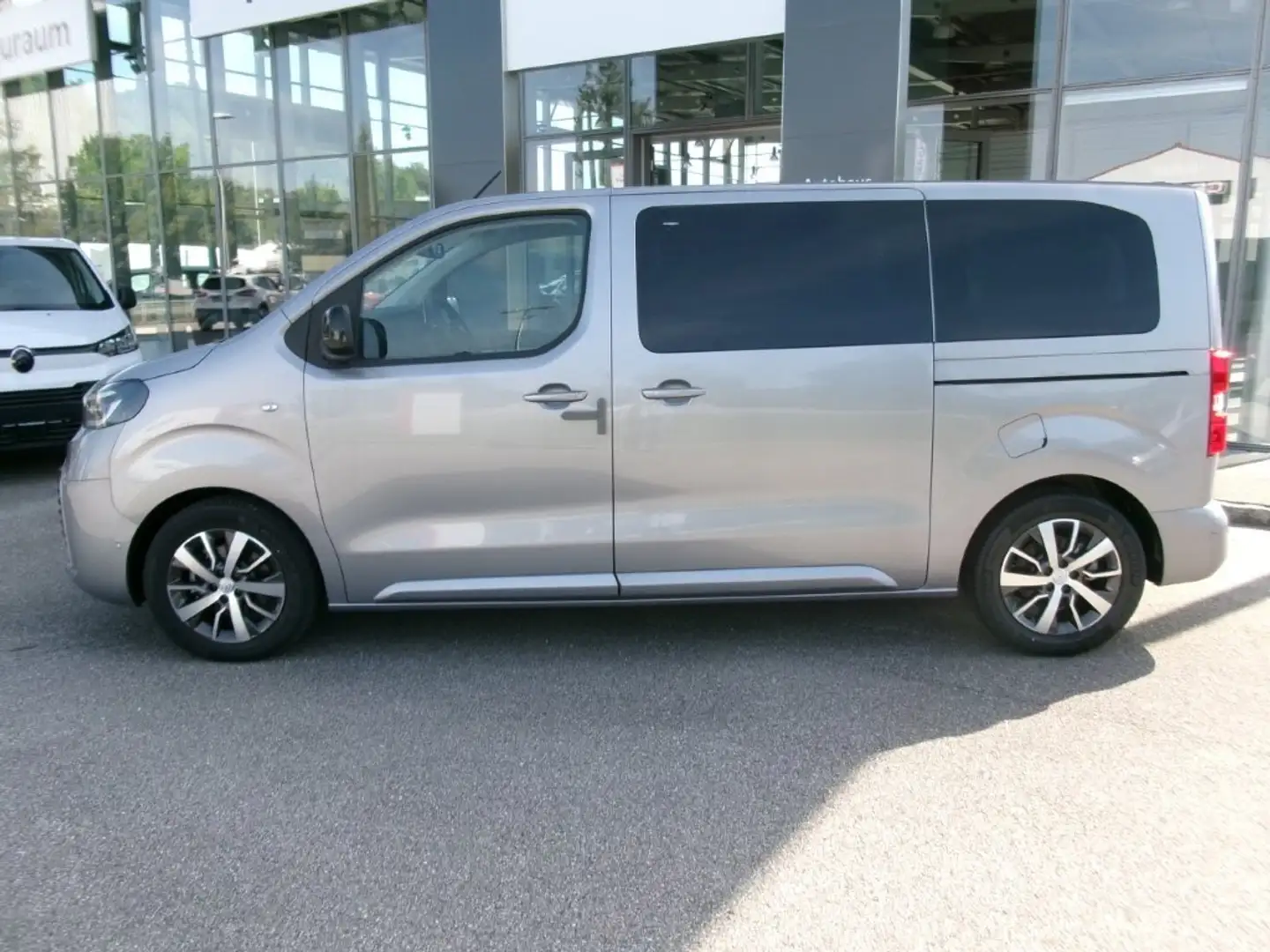 Toyota Proace Proace Verso 2,0 D-4D145 L1 Family 8-Sitzer Silber - 2