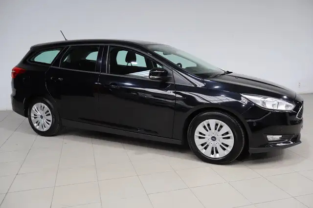 Ford Focus view 3