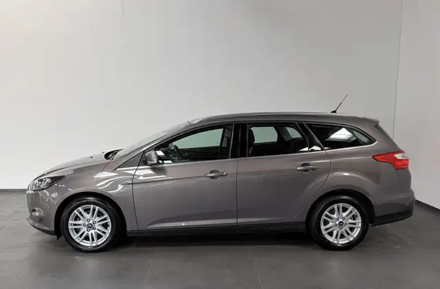 Ford Focus view 3