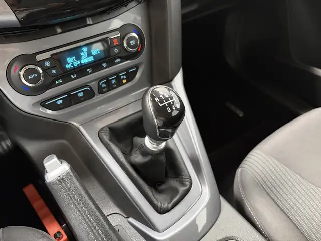 Ford Focus view 12