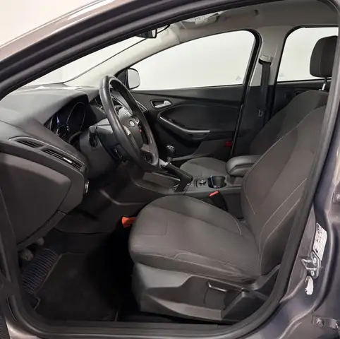 Ford Focus view 9