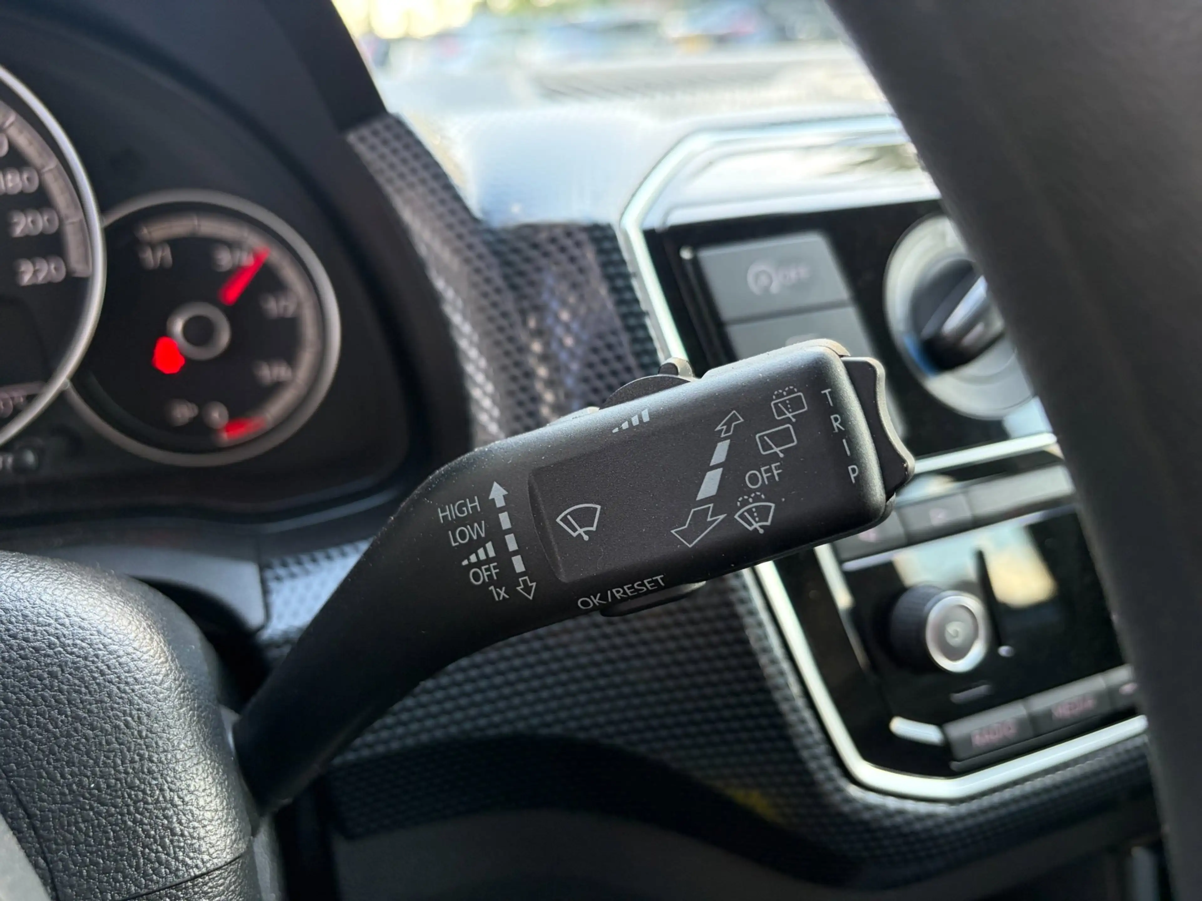 Volkswagen up! 1.0 BMT up! beats / PDC Achter / Handsfree / Airco — photo 20