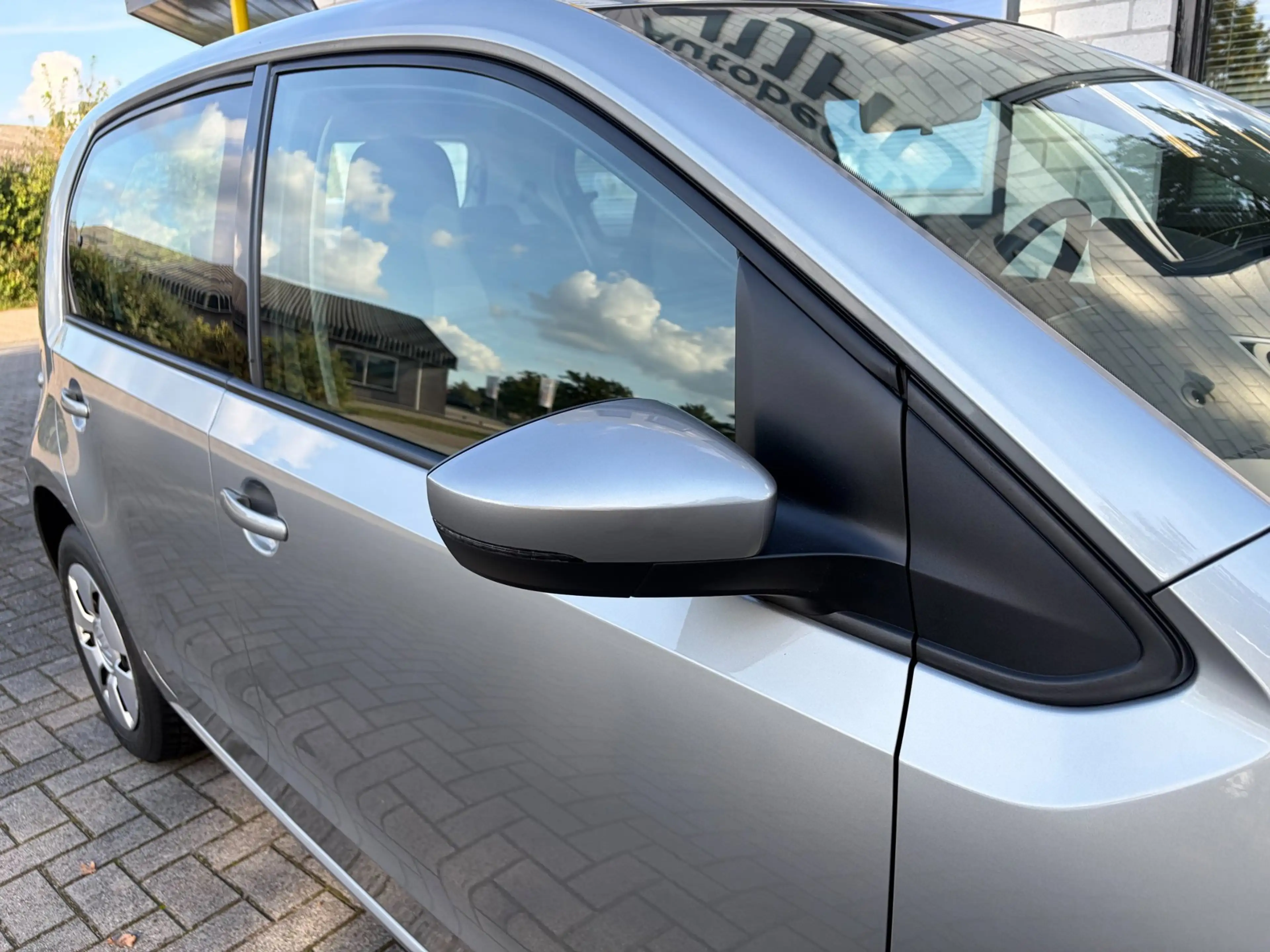 Volkswagen up! 1.0 BMT up! beats / PDC Achter / Handsfree / Airco — photo 31