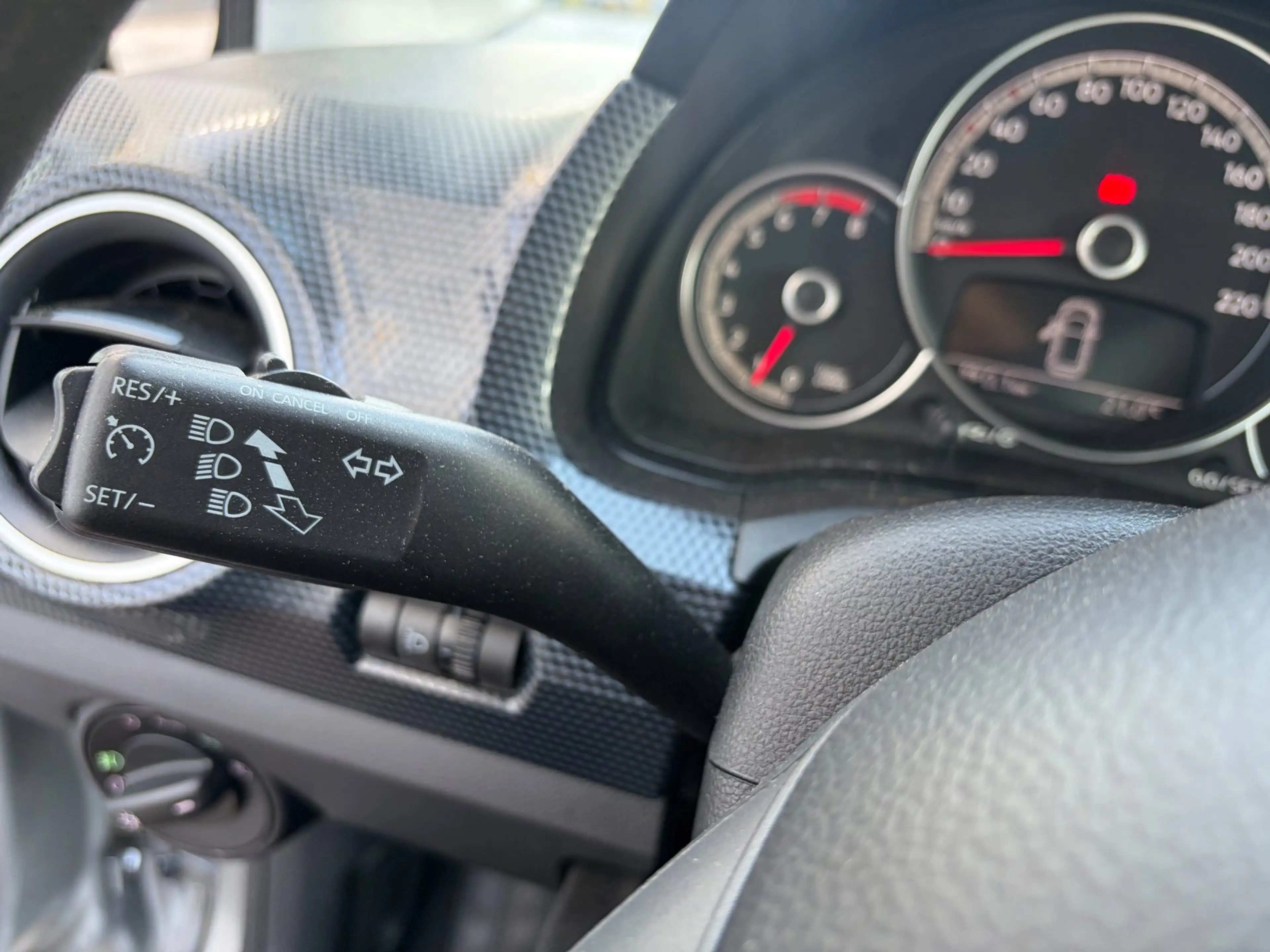 Volkswagen up! 1.0 BMT up! beats / PDC Achter / Handsfree / Airco — photo 19