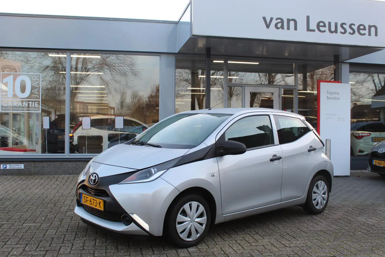 Toyota Aygo 1.0 VVT-i X FUN TREKHAAK 4S BANDEN BLUETOOTH AIRCO Grau - 1