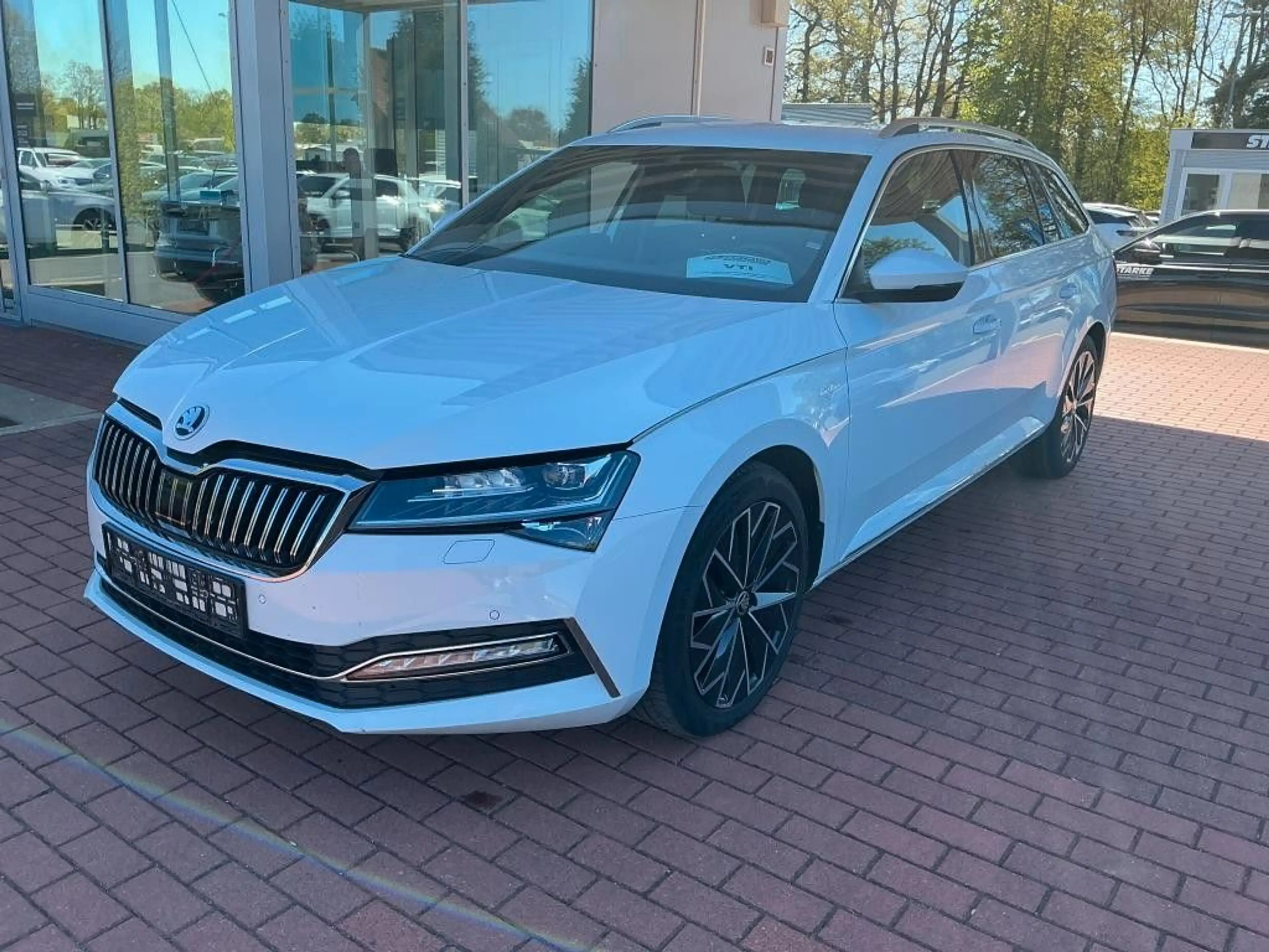 Skoda Superb Combi L&K 2.0TDI DSGNaviAHK SHZ ACC LED