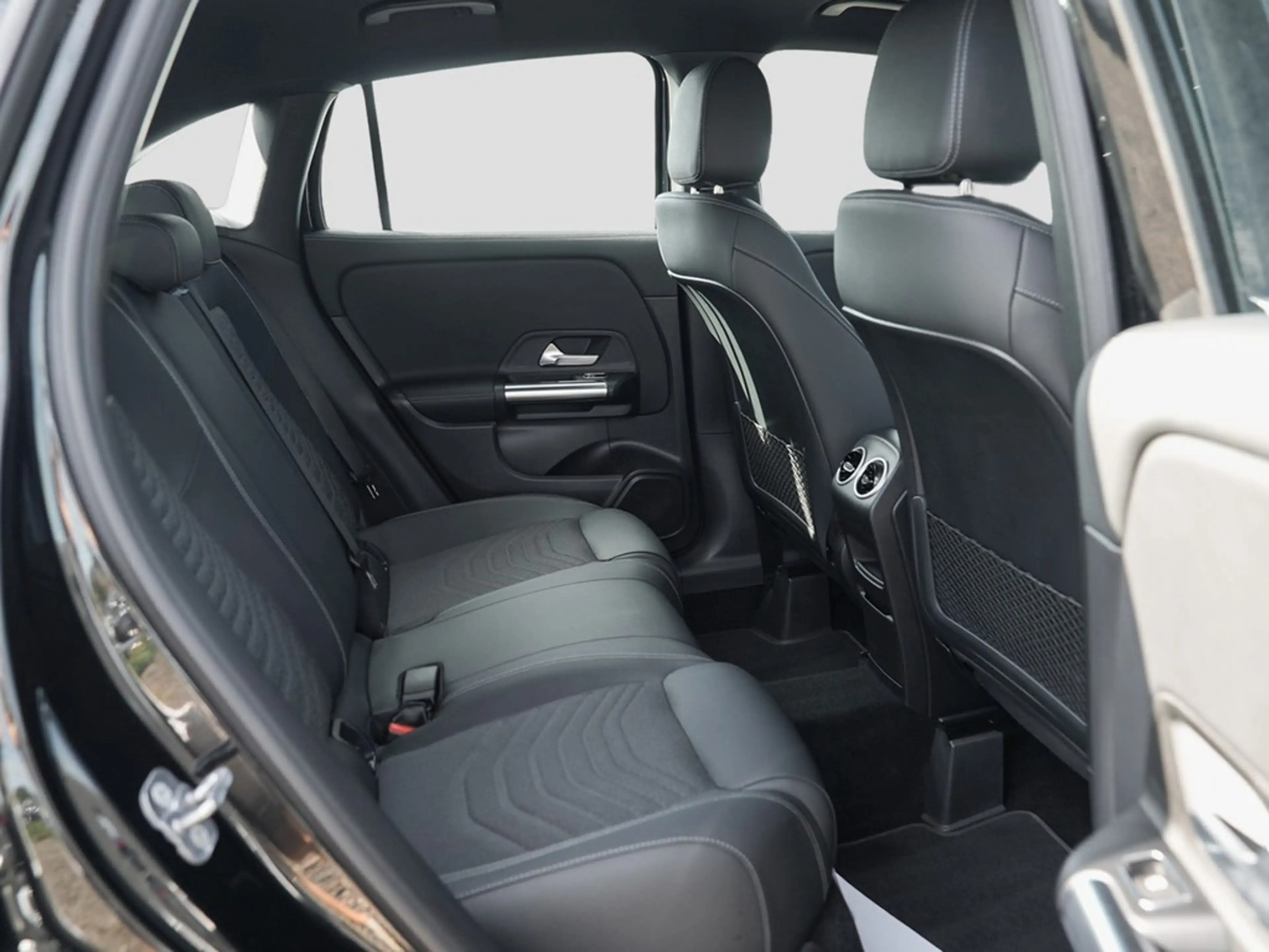 Mercedes-Benz GLA 200 Desingpaket Advanced *LED*AHK*Navi*Kamera*Kessy... — photo 10