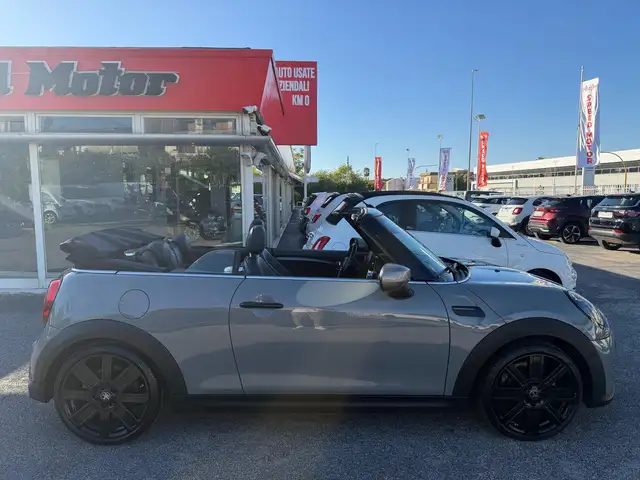 Mini Convertible view 4