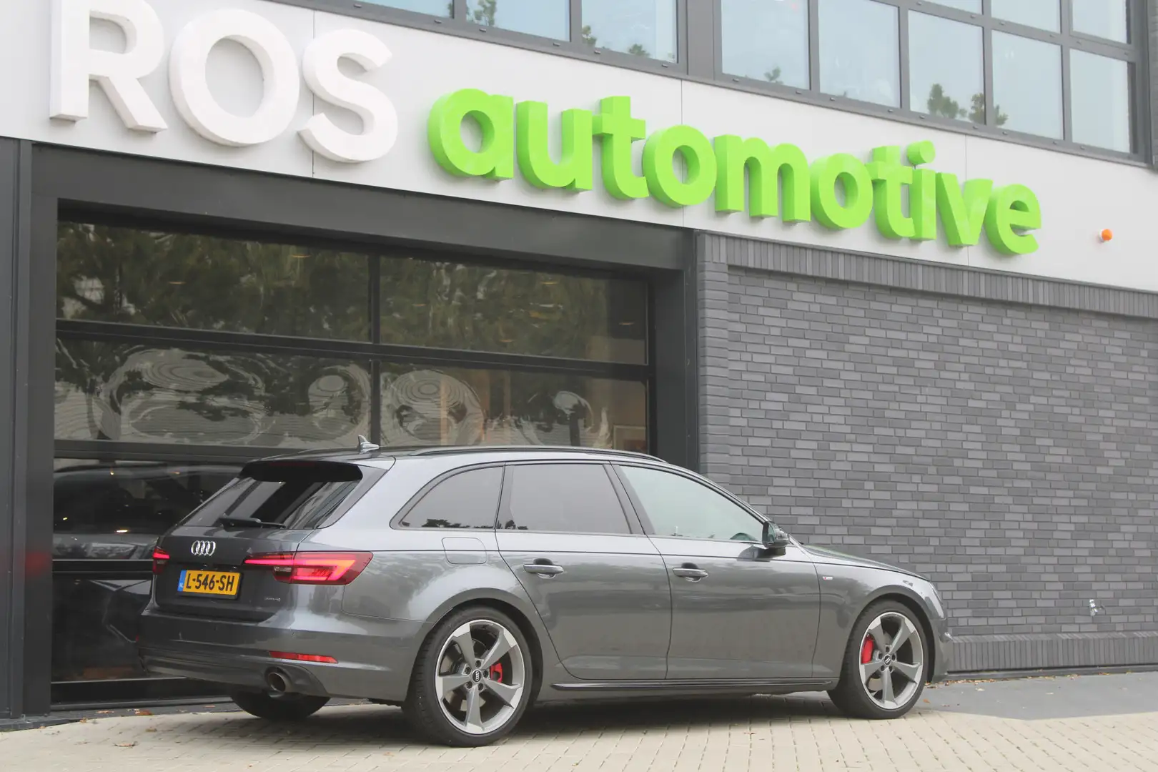 Audi A4 Avant 2.0 TFSI MHEV quattro Sport S line black edi Grijs - 2