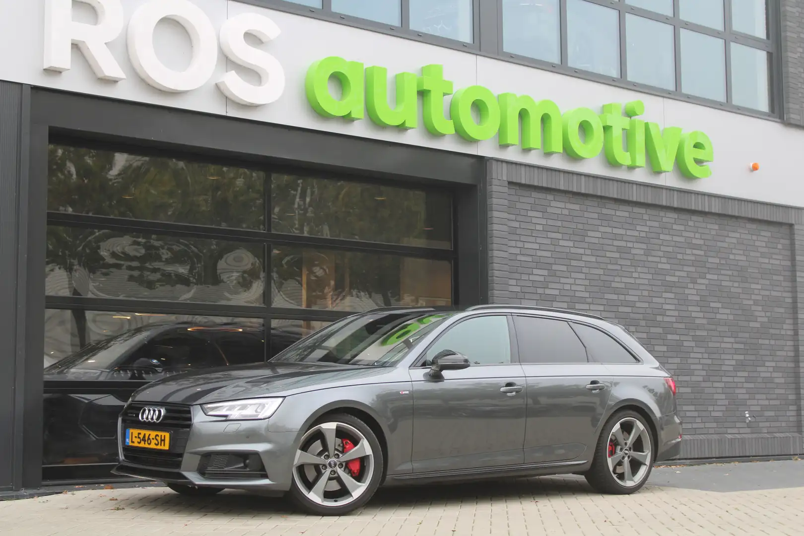 Audi A4 Avant 2.0 TFSI MHEV quattro Sport S line black edi Grijs - 1