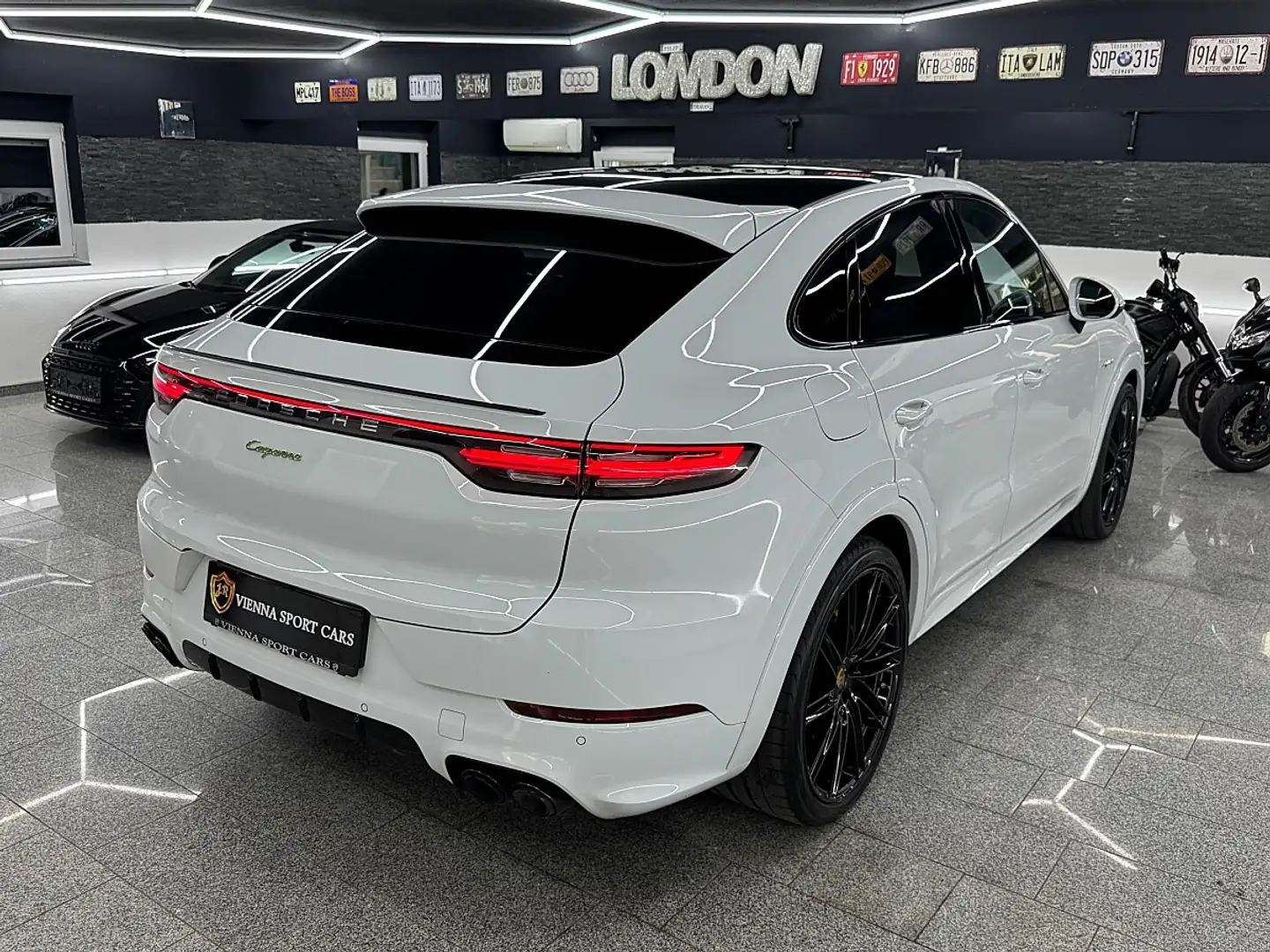Porsche Cayenne Coupe E-Hybrid*SPORT-DESIGN*22-ZOLL* Weiß - 2