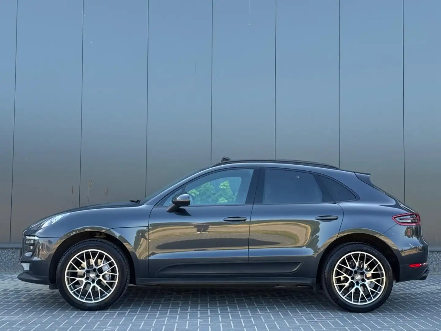 Porsche Macan 2.0 SPORT 252pk PANO NAVI CAMERA LEDER SPORTVELGEN Grijs - 2