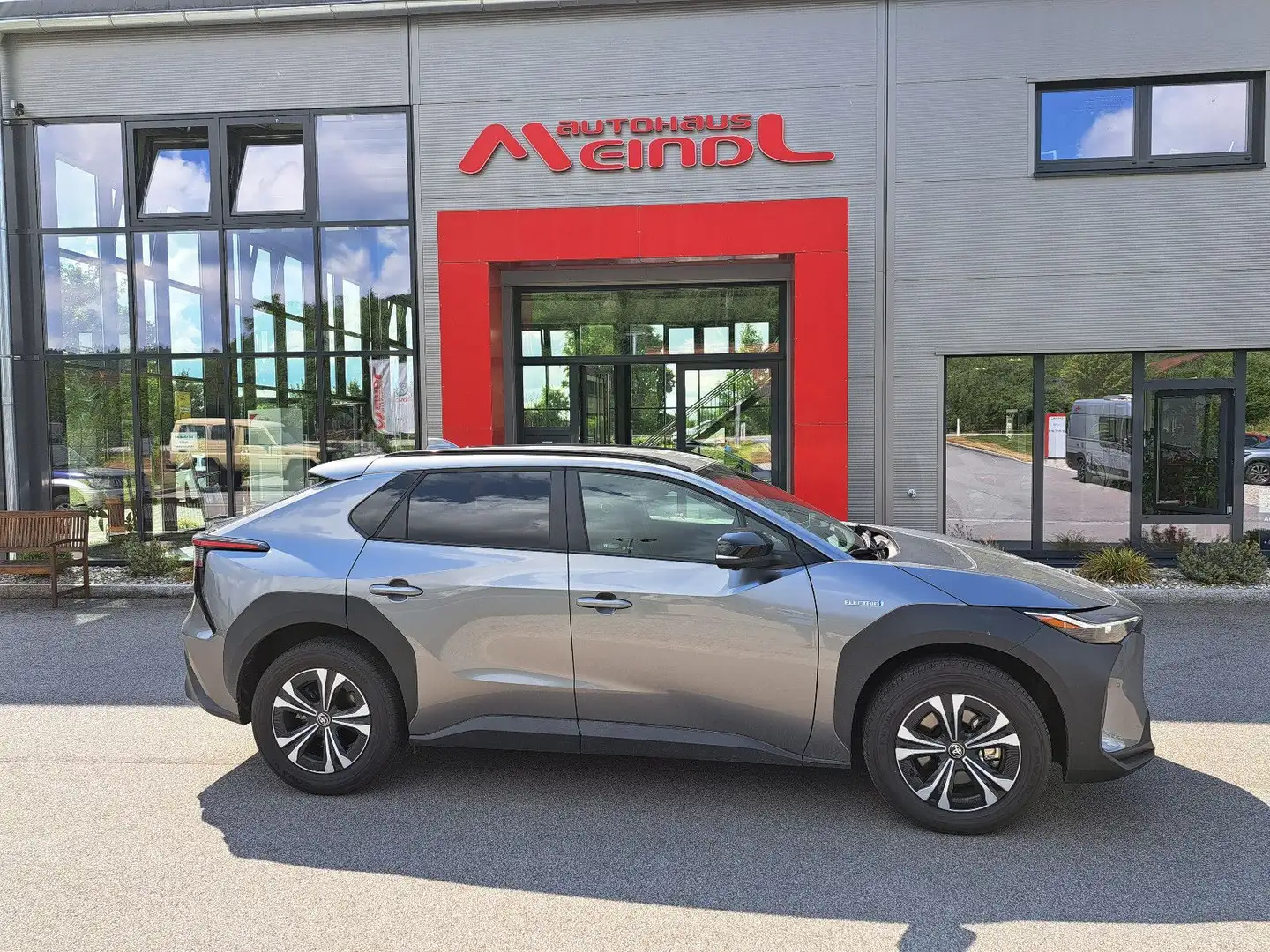 Toyota bZ4X FWD Argent - 1