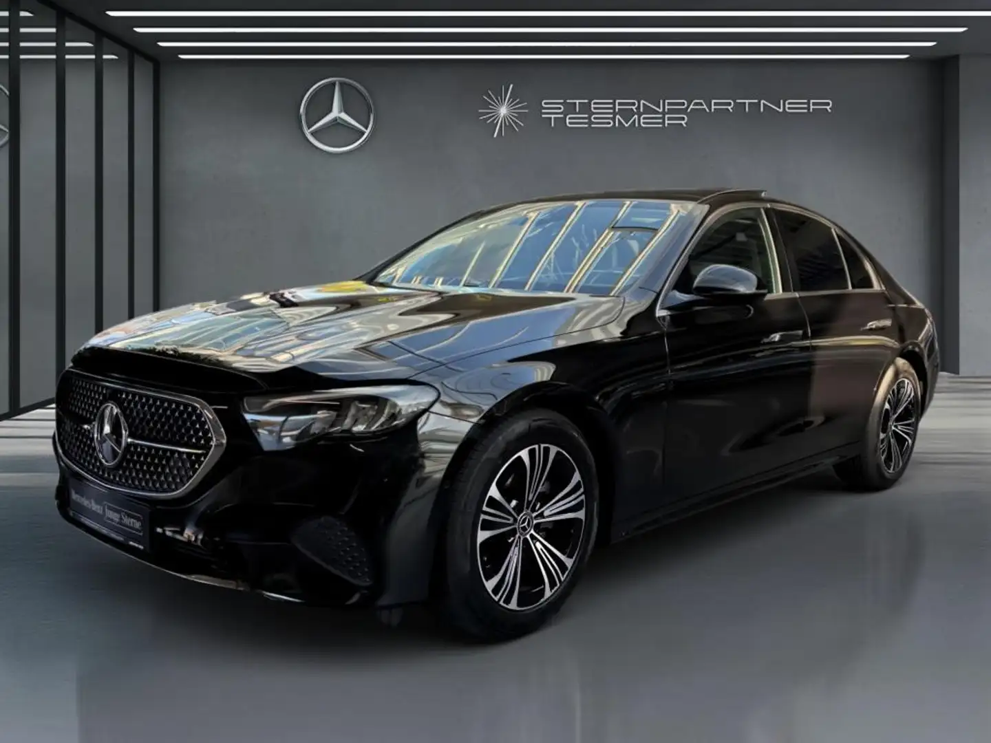 Mercedes-Benz E 200 Avantgarde - Distronic - AHK - Panorama Zwart - 1