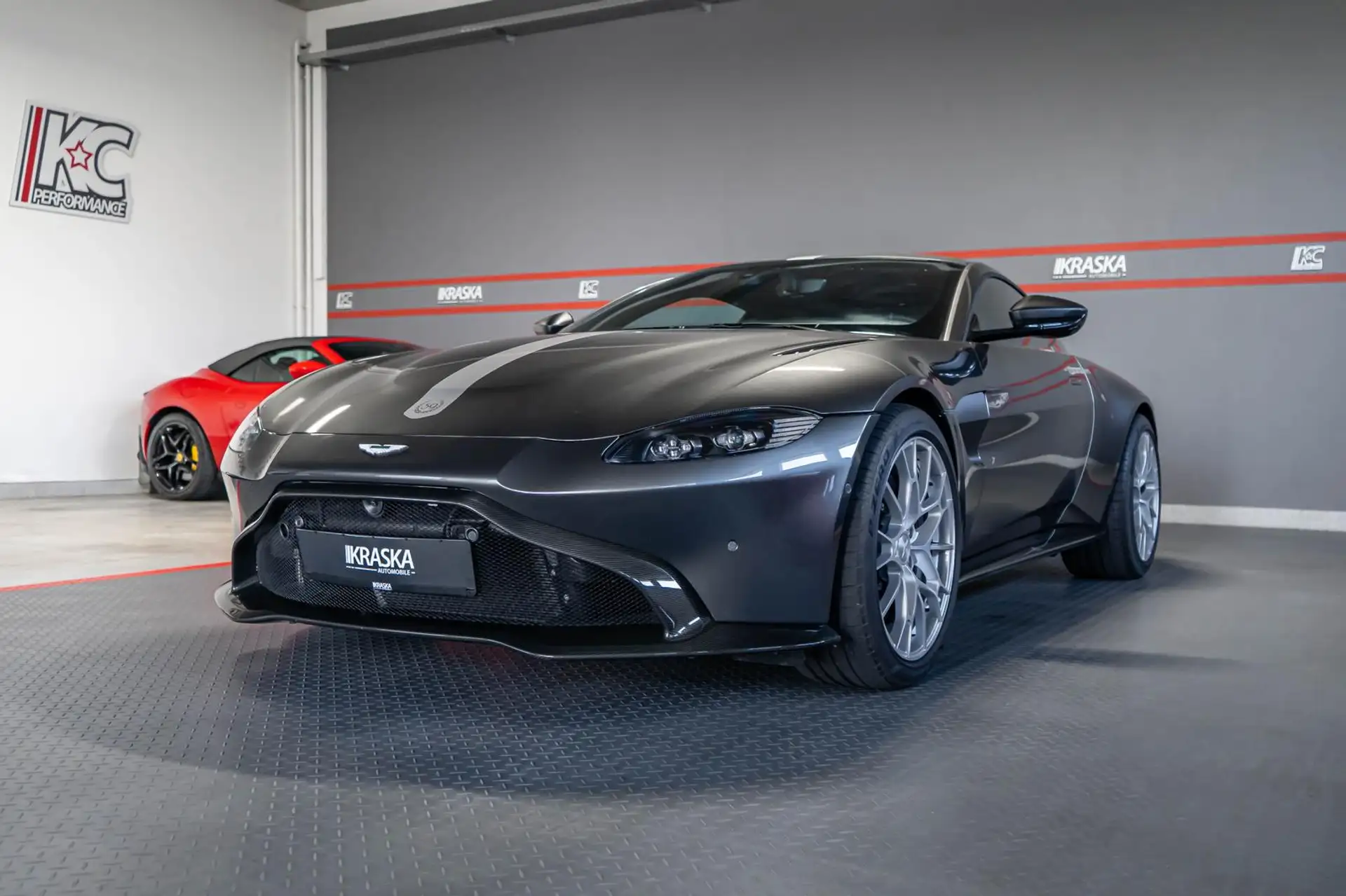애스턴마틴 밴티지 V8 Coupe 2021 건메탈 사진 4
