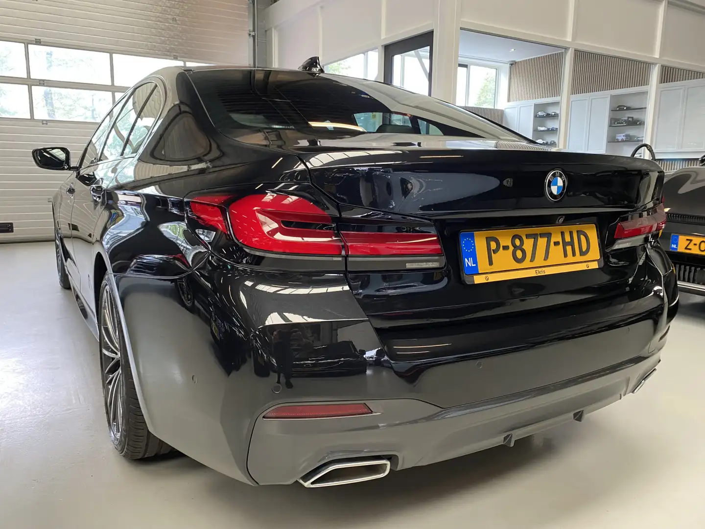 BMW 520 5-serie 520i Edition Plus M pakket, Schuifdak, 19i Zwart - 2