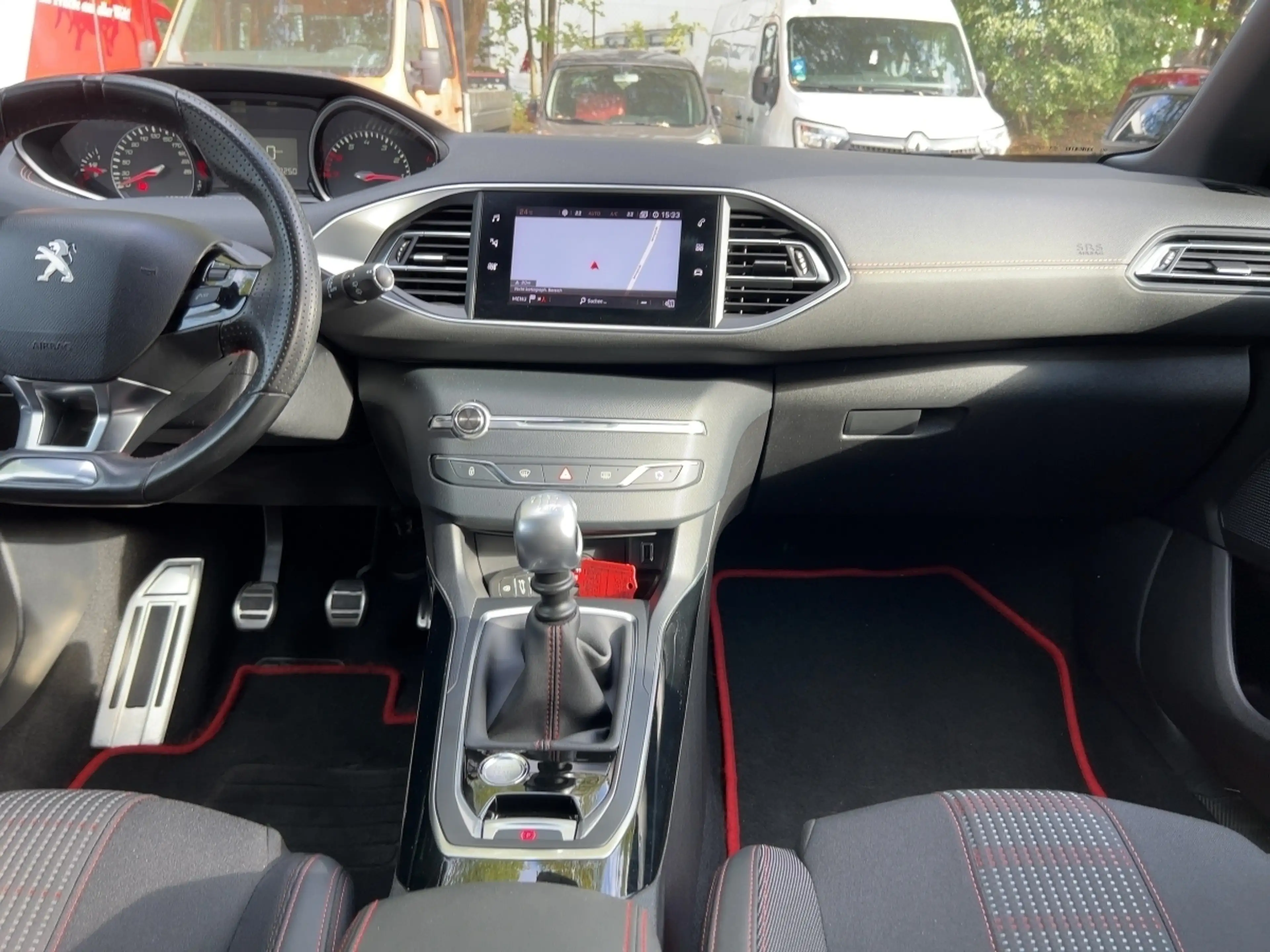 Peugeot 308 1.2 PureTech 130 SW Allure Apple CarPlay PDC — photo 12