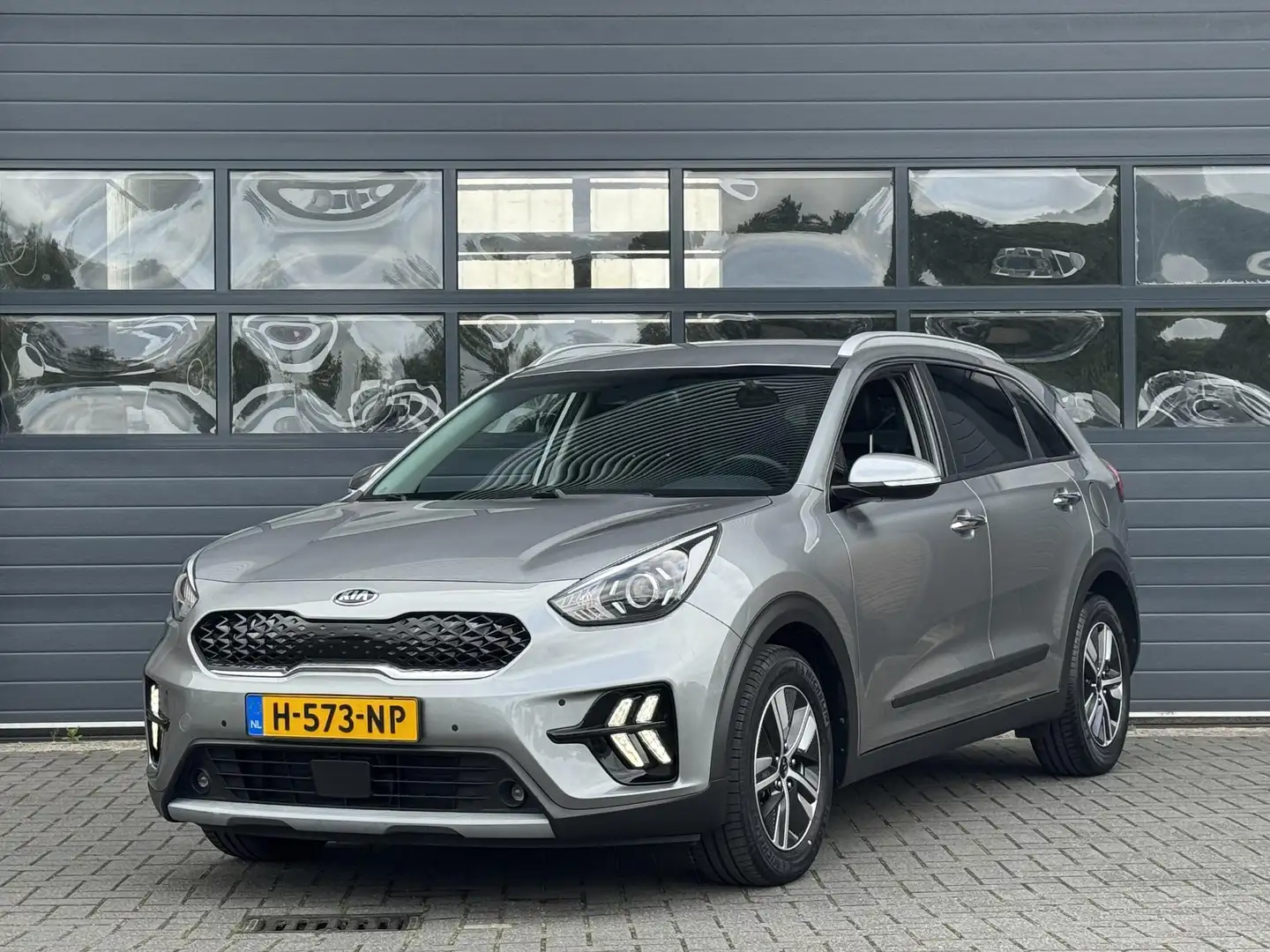 Kia Niro 1.6 GDI HYBRID DYNAMICLINE I ACHTERUITRIJCAMERA I Grijs - 1