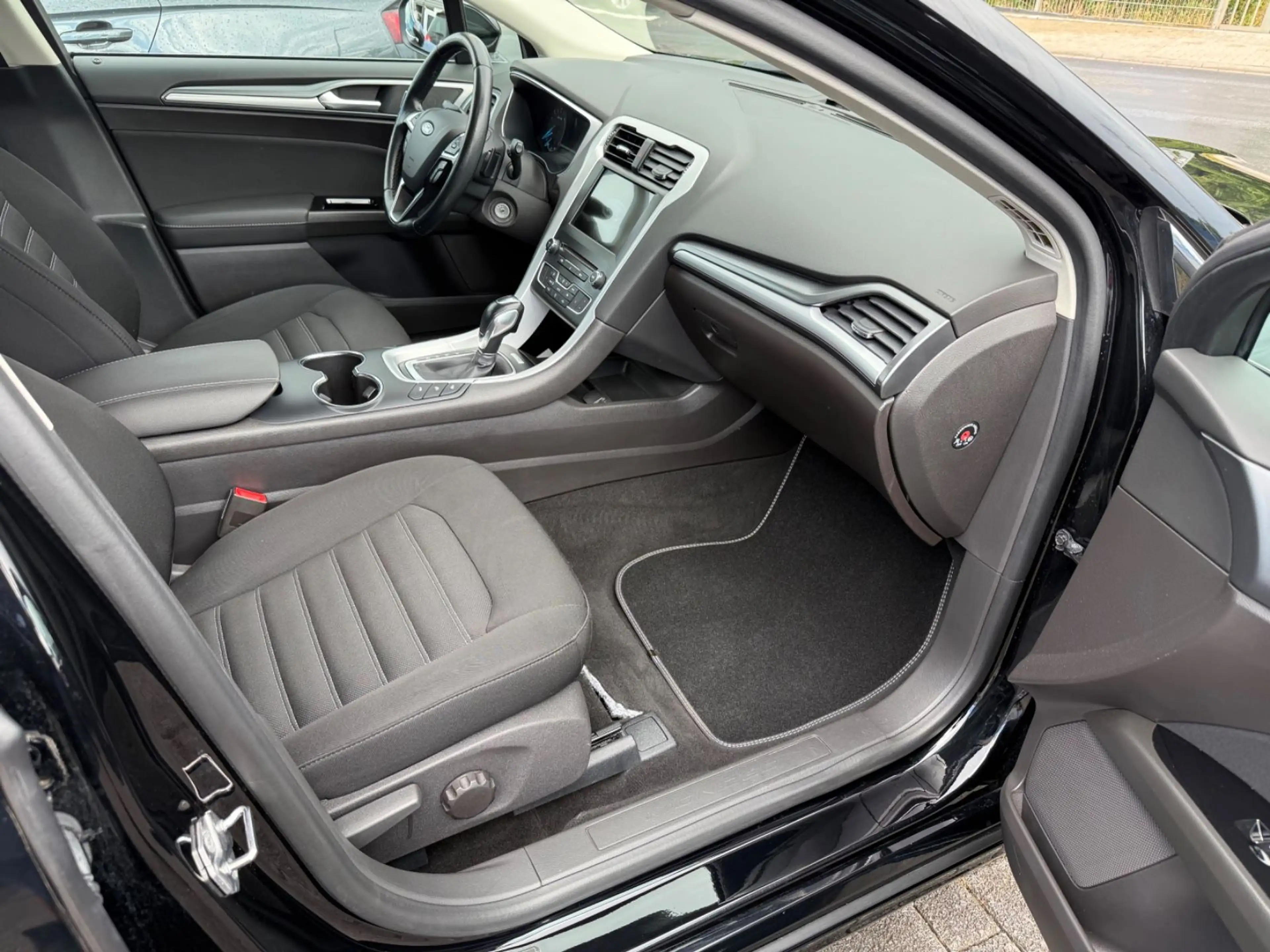Ford Mondeo 2,0 TDCi 110kW Business ECOnetic Turnier — photo 6