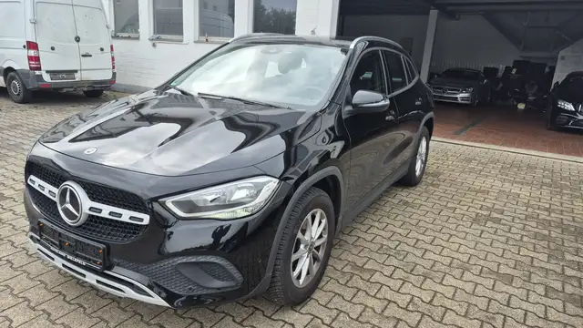 Mercedes-Benz GLA 180 GLA 180 AUTOMATIK RFK SPURHALTE CARPLAY UNFALLFREI