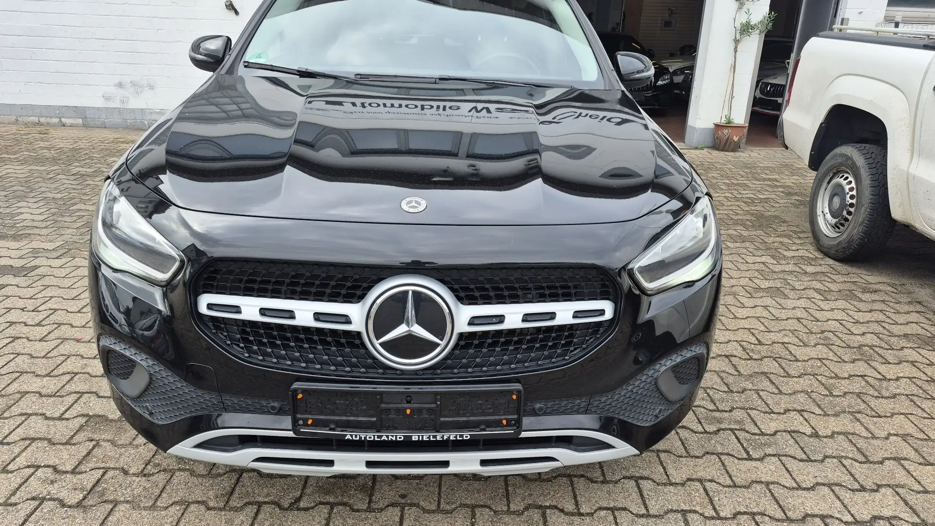 Mercedes-Benz GLA 180 GLA 180 AUTOMATIK RFK SPURHALTE CARPLAY UNFALLFREI Schwarz - 2