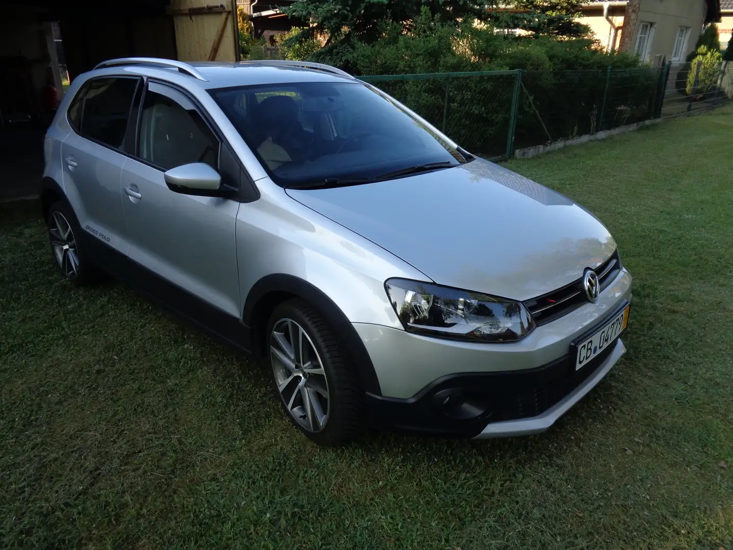 Volkswagen Polo Cross Polo 1.6 TDI DSG Comfortline Plateado - 2